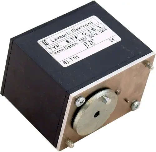 Stellantrieb mit schwarzem Gehäuse und metallischer Unterseite, auf dem Typenschild sind technische Daten abgedruckt, geeignet für Systeme der Marke Wolf.